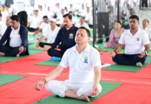 मुख्यमंत्री ने बनबसा में किया सामूहिक योगाभ्यास, योग को दैनिक जीवन का हिस्सा बनाने का किया आह्वान